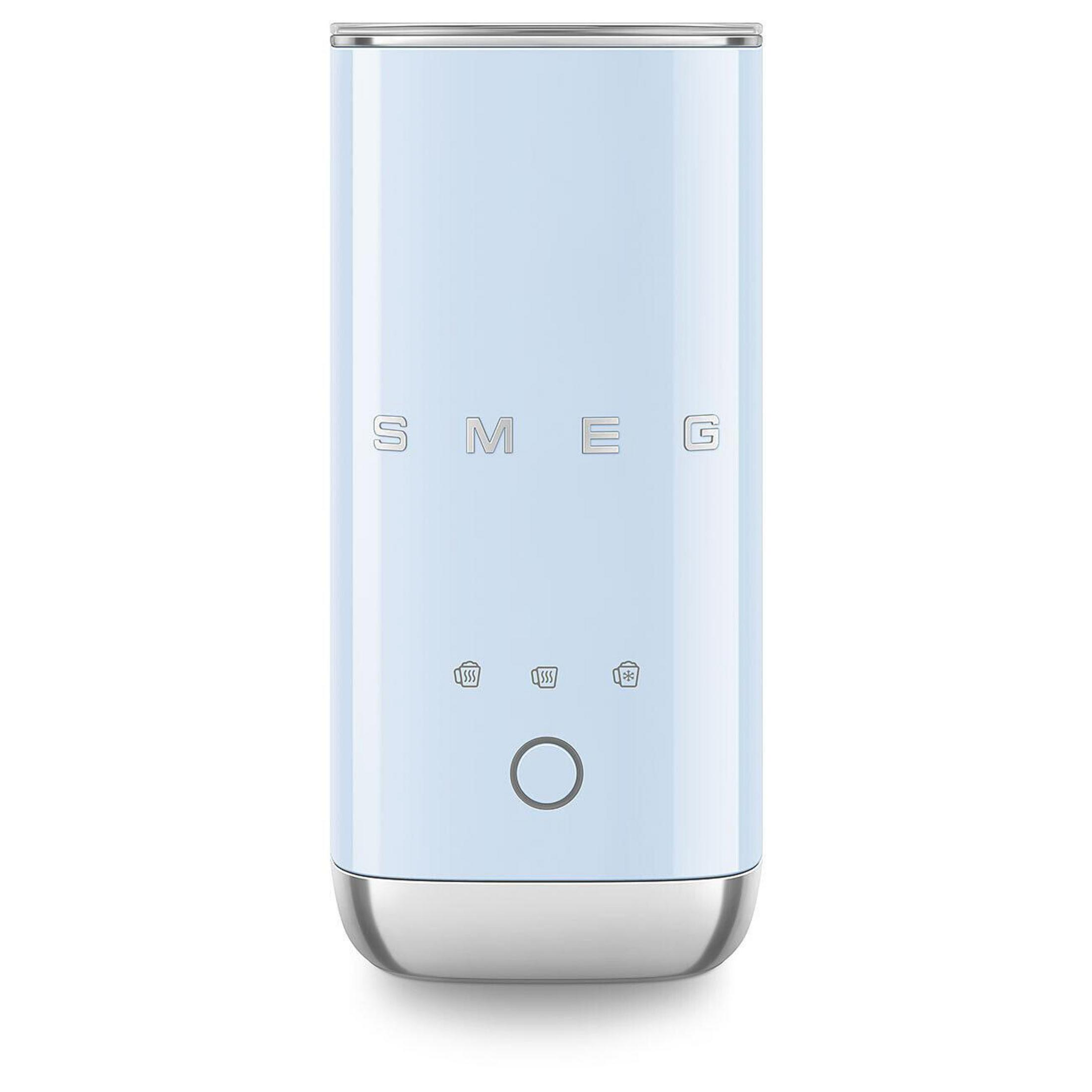 Ein hellblauer SMEG-Wasserkocher mit silbernem Boden und Bedienelementen.