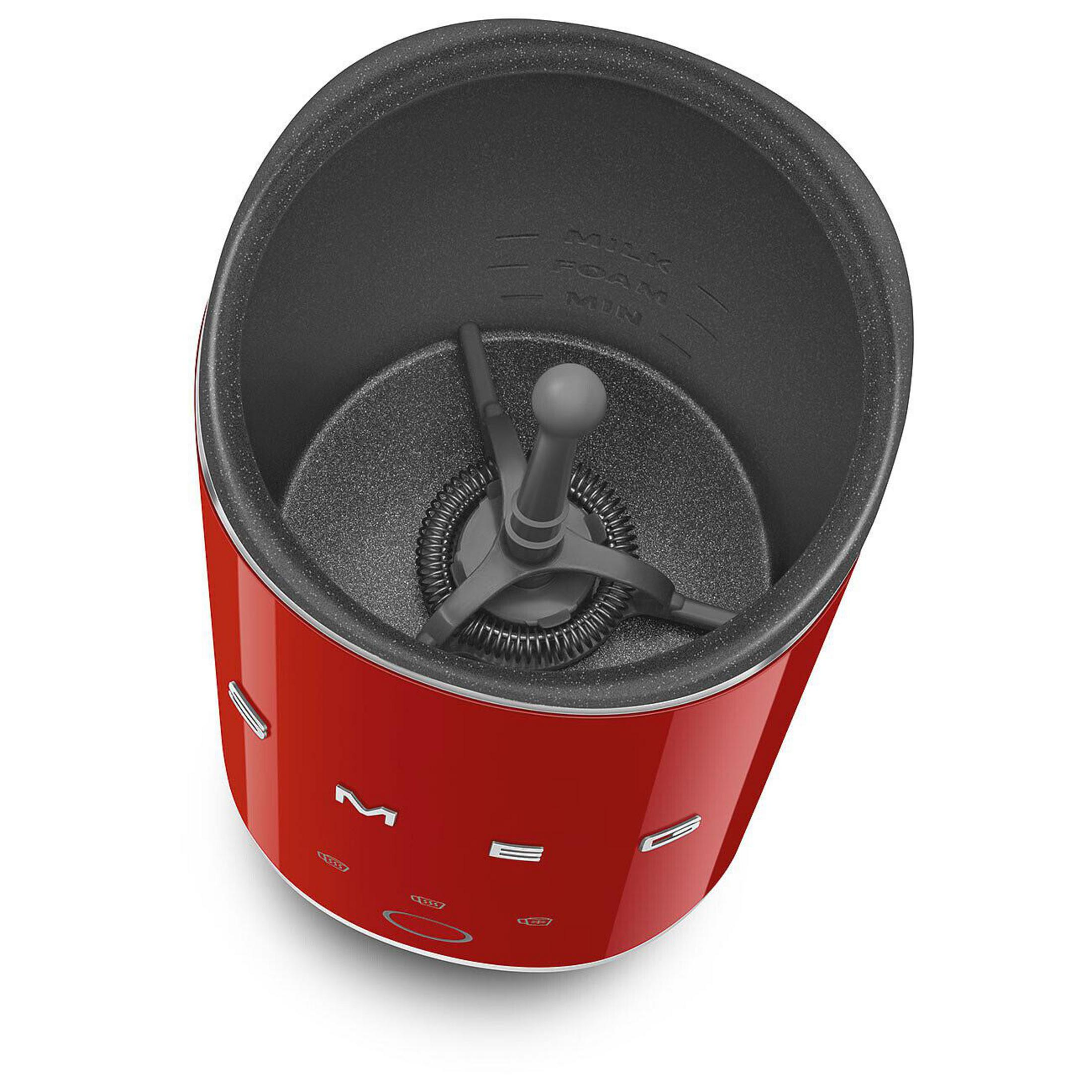 Roter Milchaufschäumer mit silbernem Rührwerk und Markierungen für Milch und Schaum.