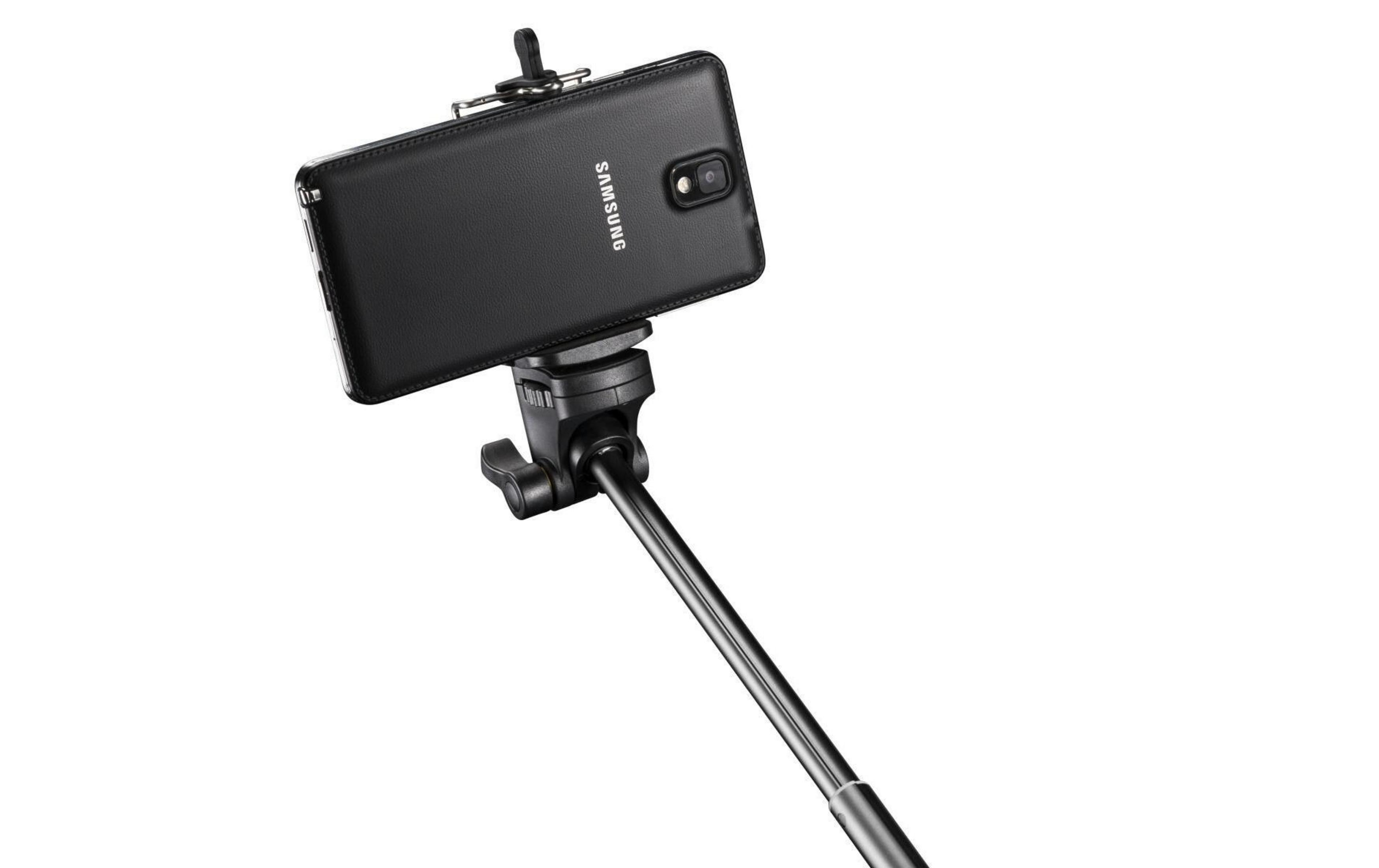 Ein schwarzes Samsung-Smartphone auf einem Selfie-Stick, nahaufnahme.