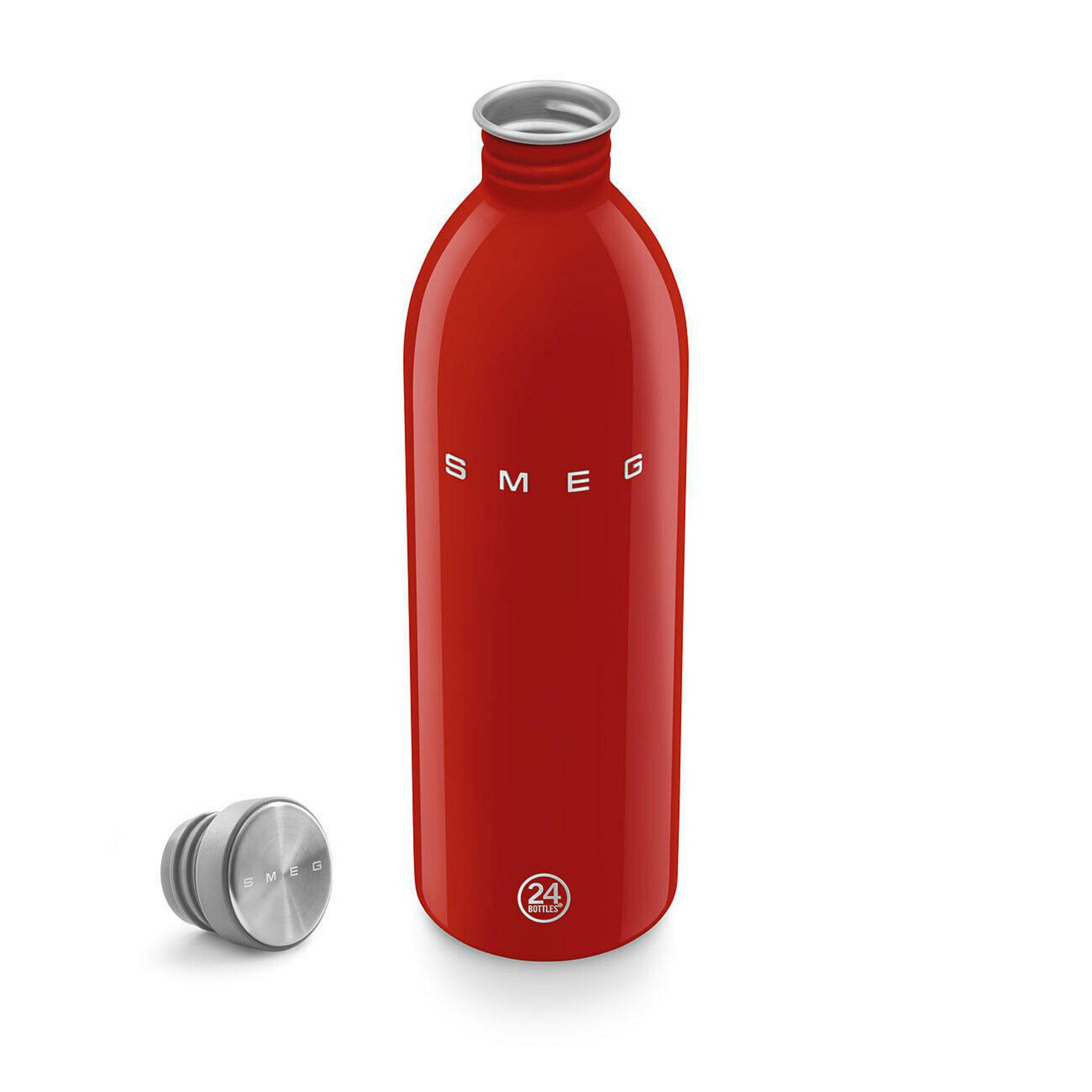 Rote Smeg-Flasche mit silbernem Deckel daneben. Weiße Schrift.
