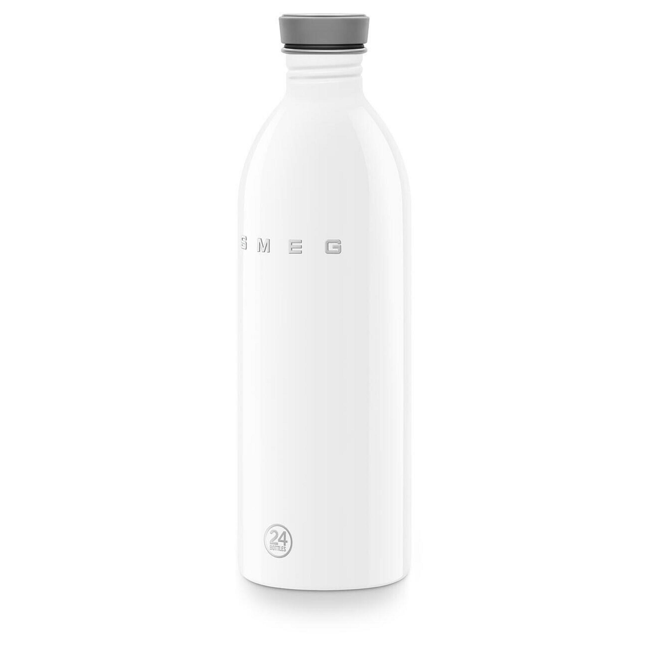 Weiße Smeg-Flasche mit grauem Deckel und "24 Bottles"-Logo.