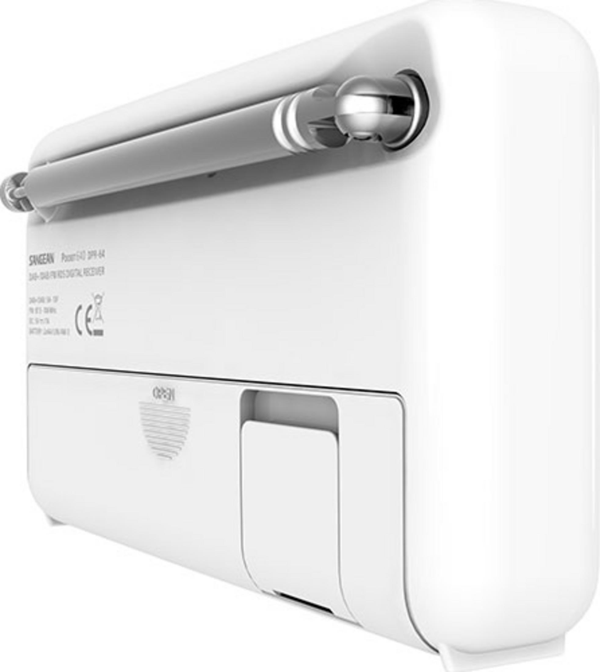 Białe radio DAB Sangean ze srebrnym uchwytem i widocznymi danymi technicznymi.