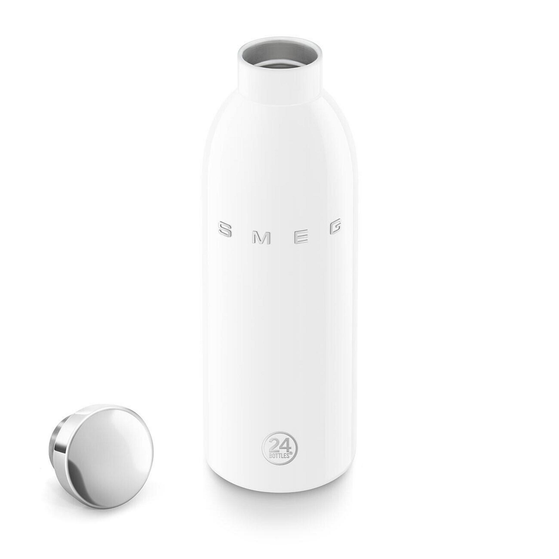 Weiße Smeg-Flasche mit silbernem Verschluss und 24 Bottles-Logo.