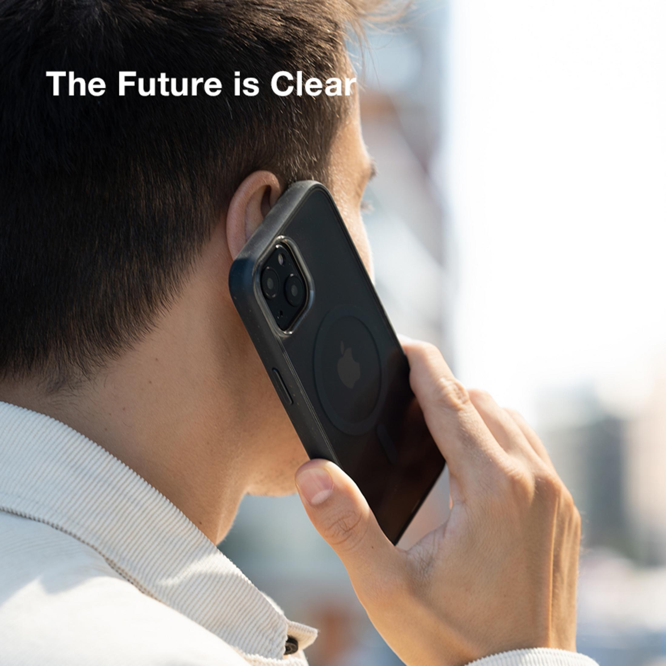 Uomo al telefono con custodia nera, logo Apple visibile.