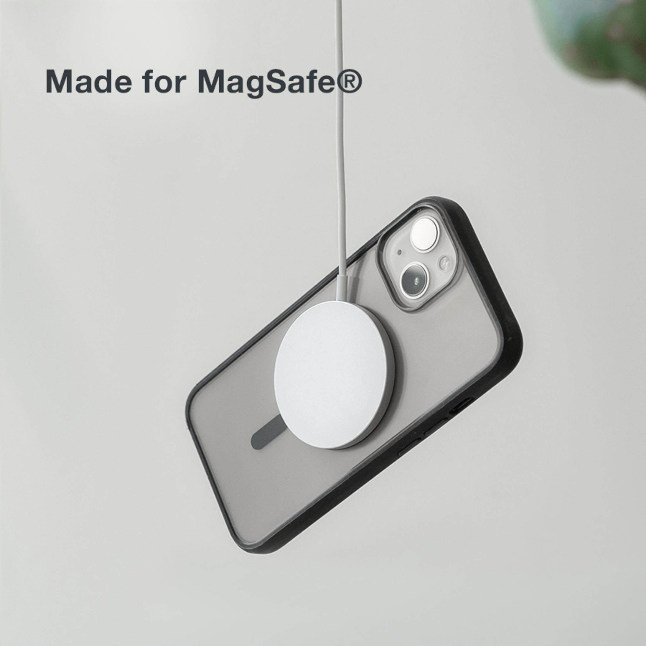 Un caricabatterie MagSafe bianco si attacca magneticamente a una custodia trasparente.