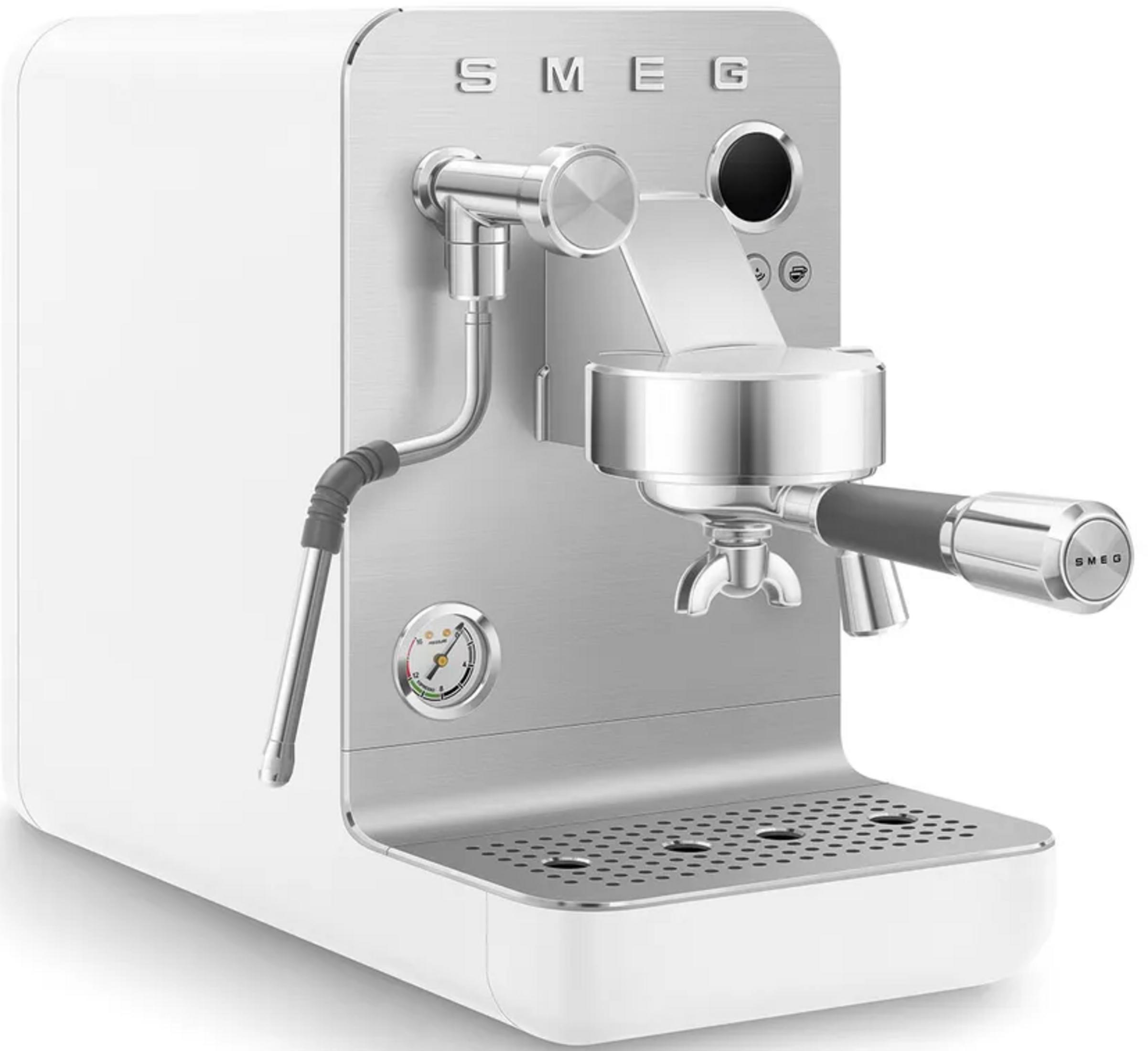 Eine weiße SMEG-Espressomaschine mit silbernen Akzenten und einem Portafilter.