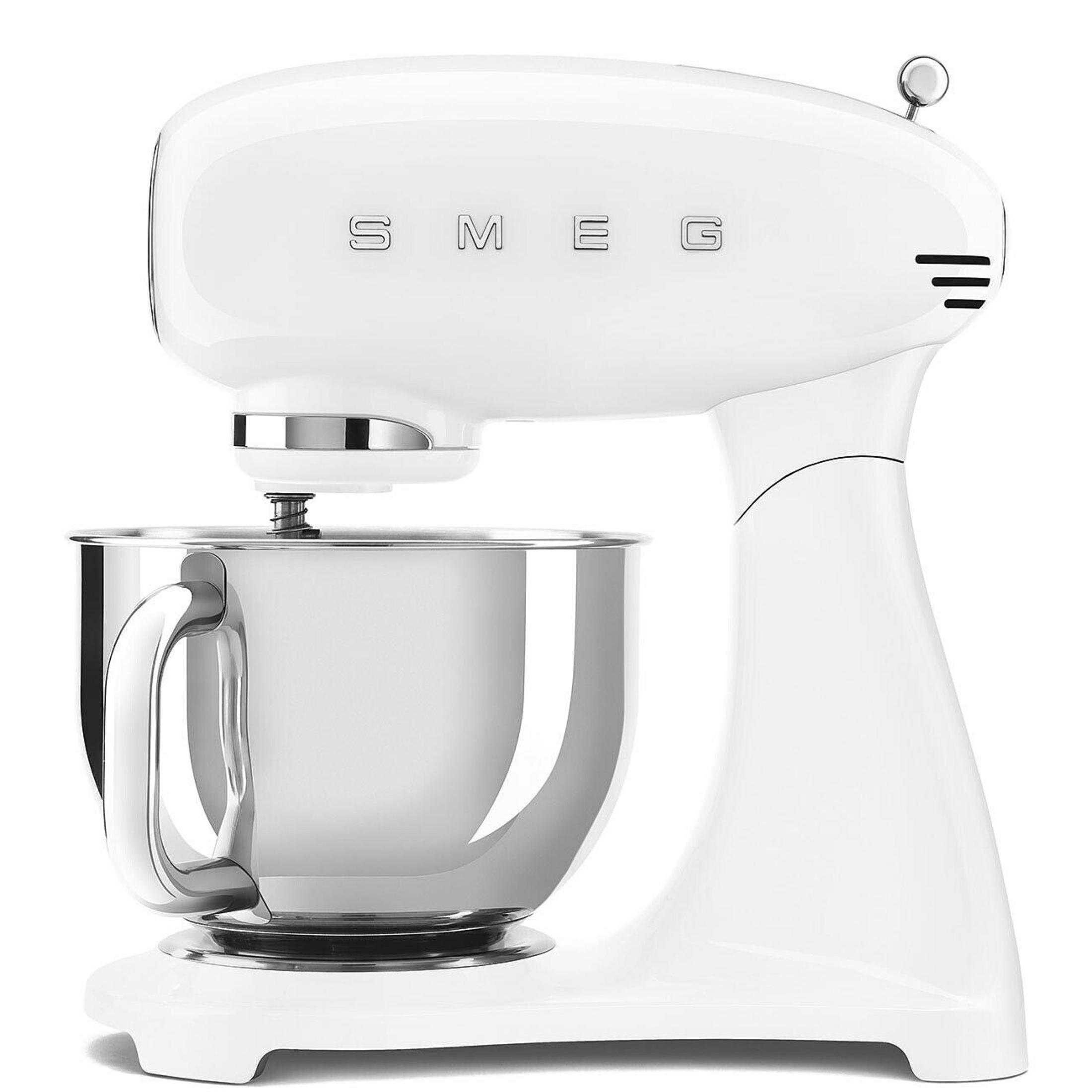 Un'impastatrice Smeg bianca con ciotola e manico in metallo lucido.