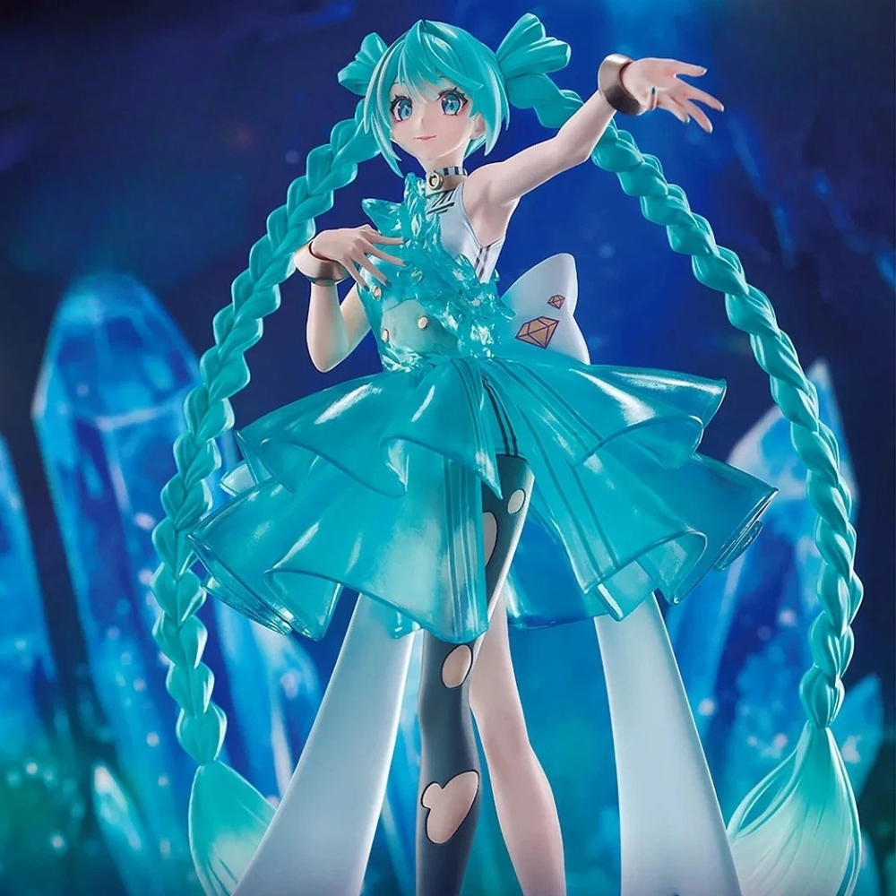 Eine Figur von Miku Hatsune in einem türkisfarbenen Kleid steht vor blauen Kristallen.