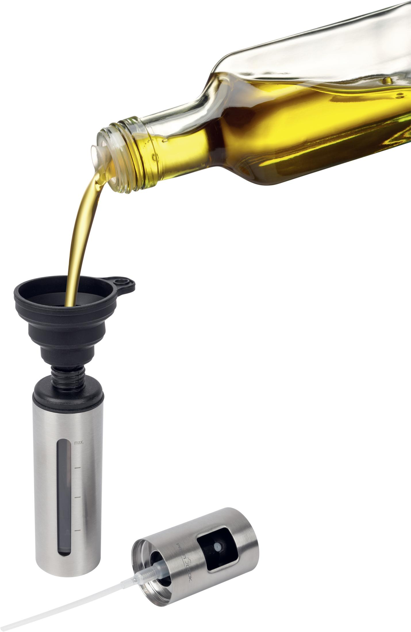 Öl wird aus einer Glasflasche durch einen schwarzen Trichter in eine Sprühflasche aus Edelstahl gegossen.