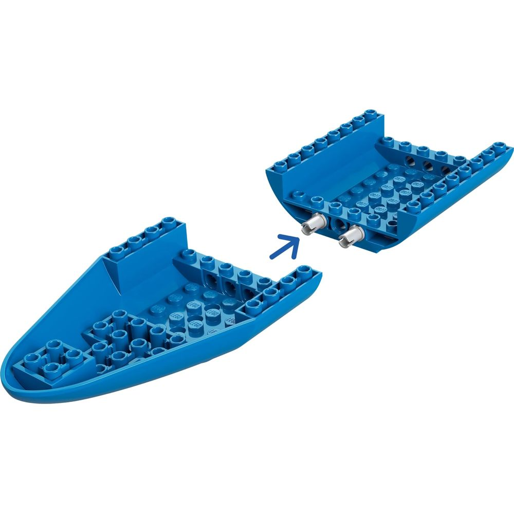 Dwa niebieskie elementy kadłuba łodzi Lego się łączą. Strzałka wskazuje je.