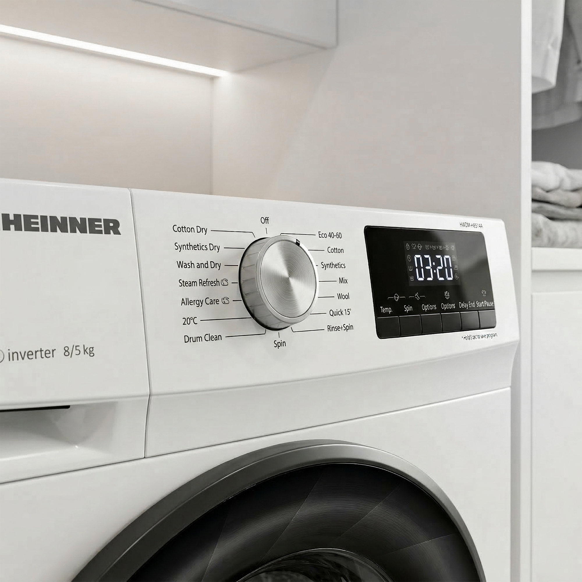 Naheinstellung einer weißen Waschmaschine mit Programmwahlrad und digitaler Anzeige.