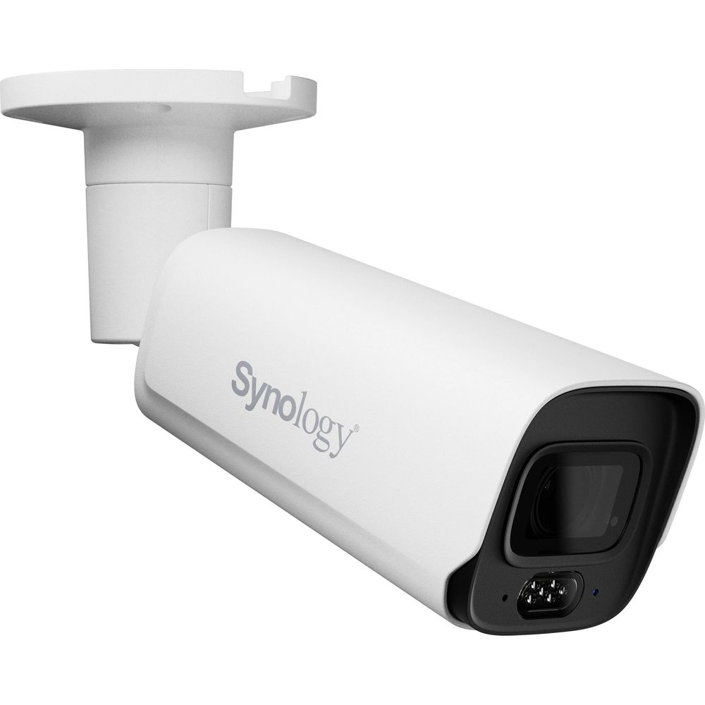 Eine weiße Synology-Überwachungskamera mit schwarzer Linse und Halterung.