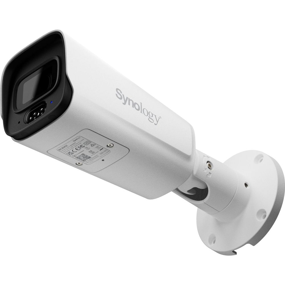 Eine weiße Synology-Überwachungskamera mit schwarzer Linse und Montagehalterung.