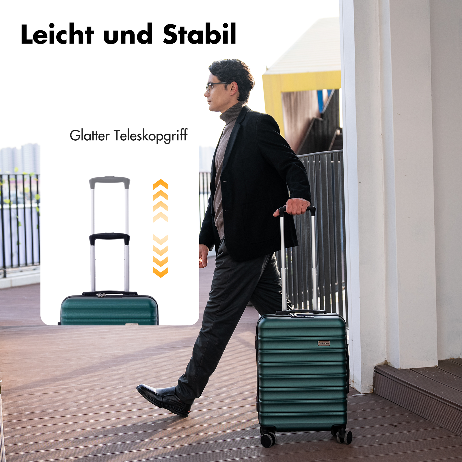 Mann mit schwarzem Sakko zieht einen grünen Koffer auf Holzsteg.