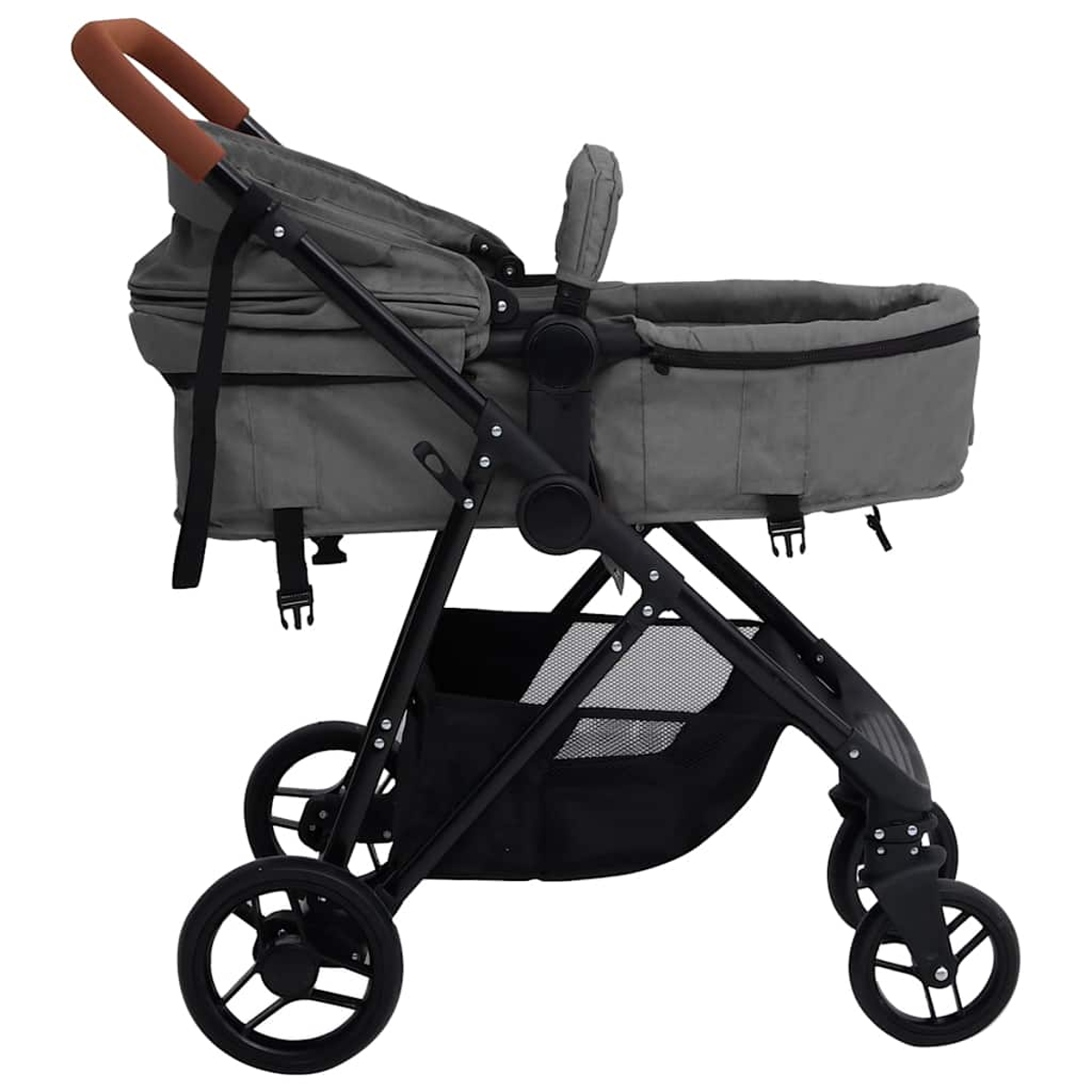 Grauer Kinderwagen mit braunem Griff und schwarzem Korb. Weißer Hintergrund.