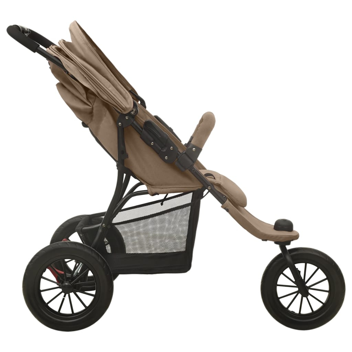 Ein beiger Kinderwagen mit schwarzen Rädern und Netzkorb von der Seite.