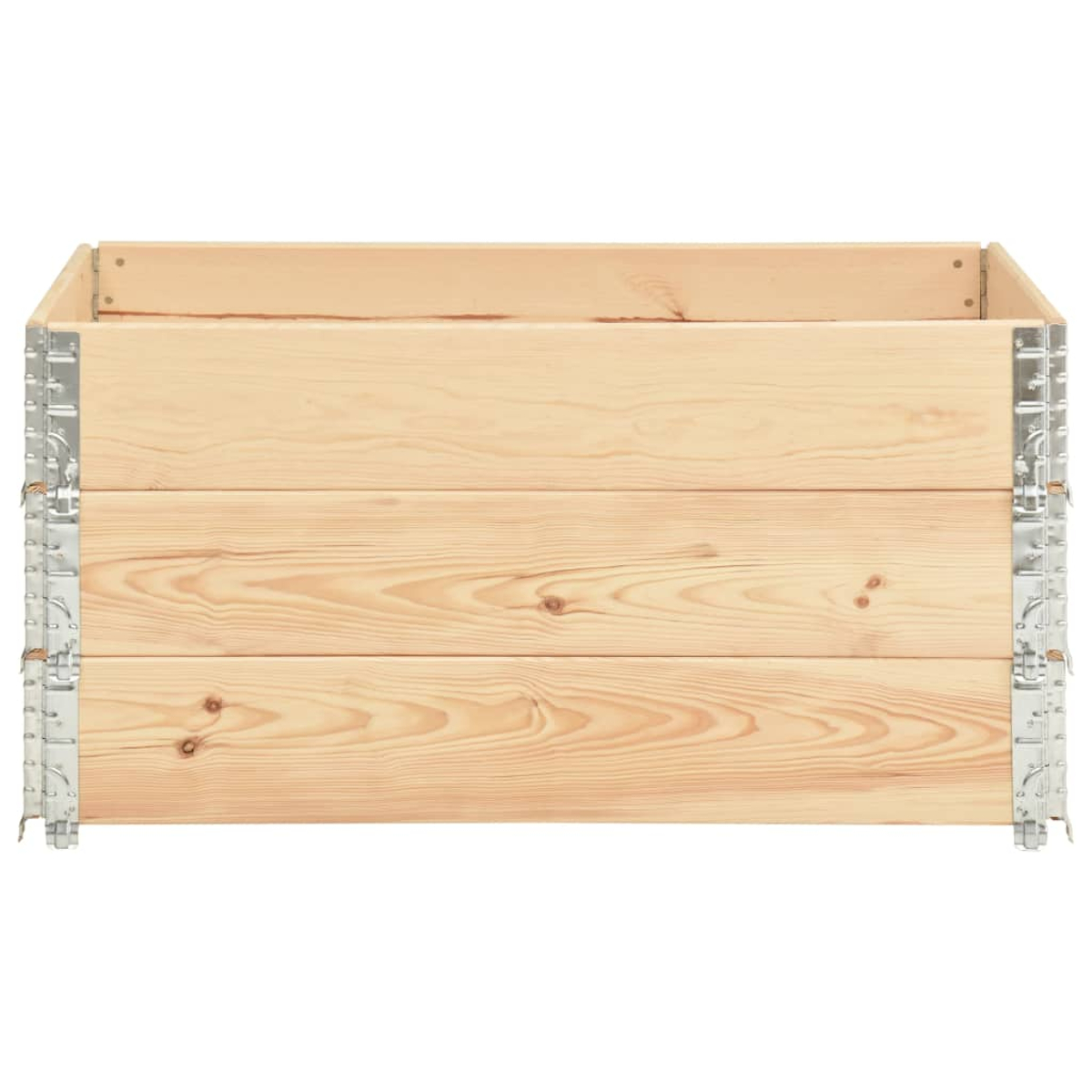 Ein hölzerner Blumenkasten mit Metallwinkeln auf weißem Hintergrund.