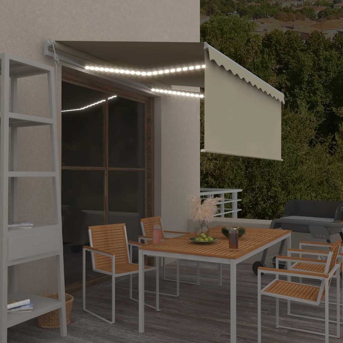 Ein Esstisch mit Stühlen auf einer Terrasse mit Grill und Beleuchtung.