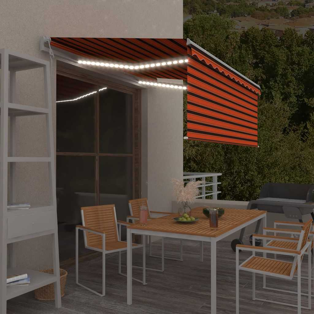 Ein Balkon mit Tisch, Stühlen, Grill und gestreifter Markise.