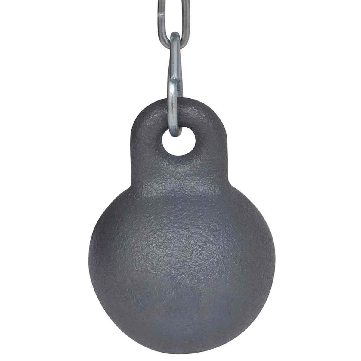 Eine graue Kettlebell hängt an einer Metallkette vor weißem Hintergrund.