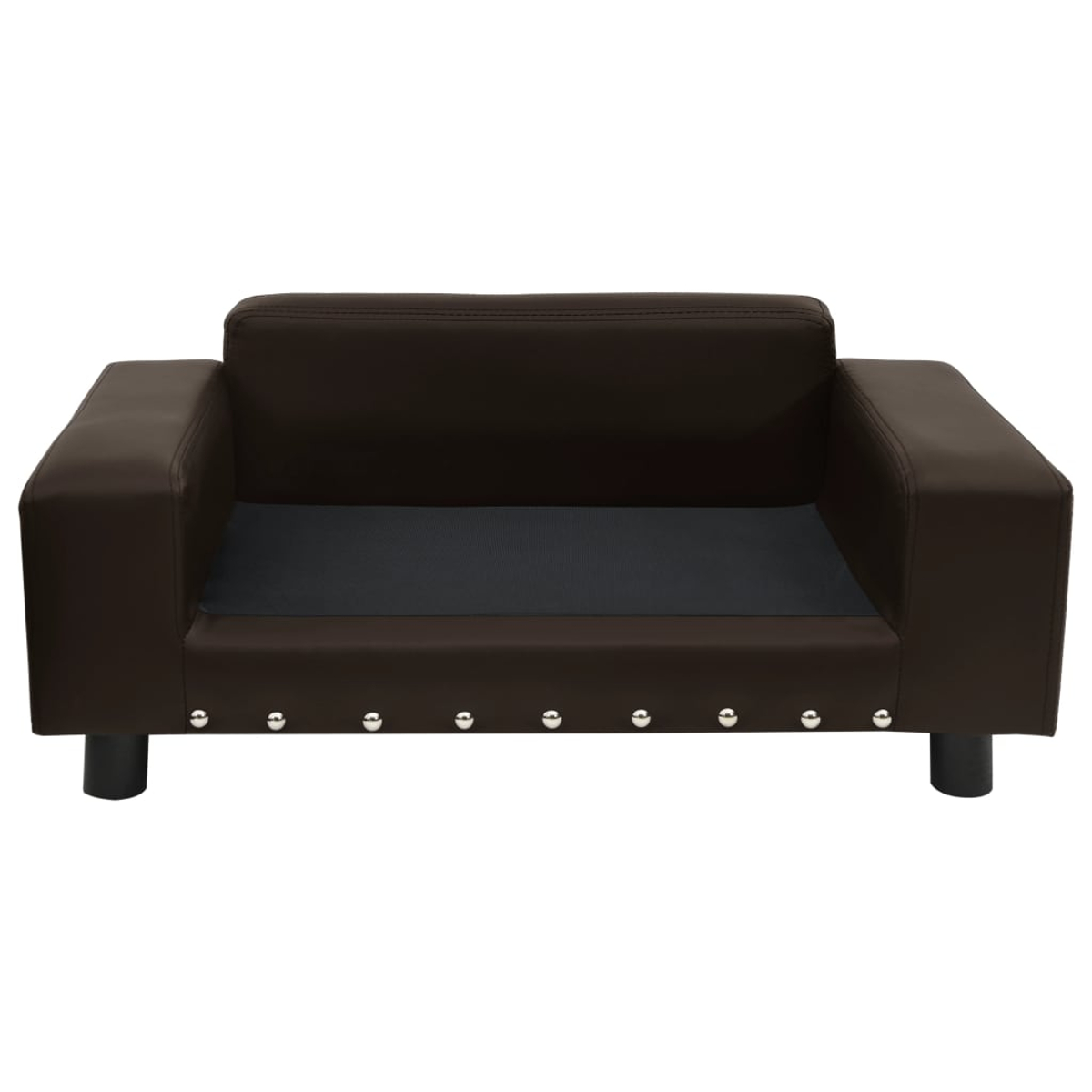 Ein braunes Hundebett im Sofadesign mit silbernen Nieten und schwarzen Füßen.