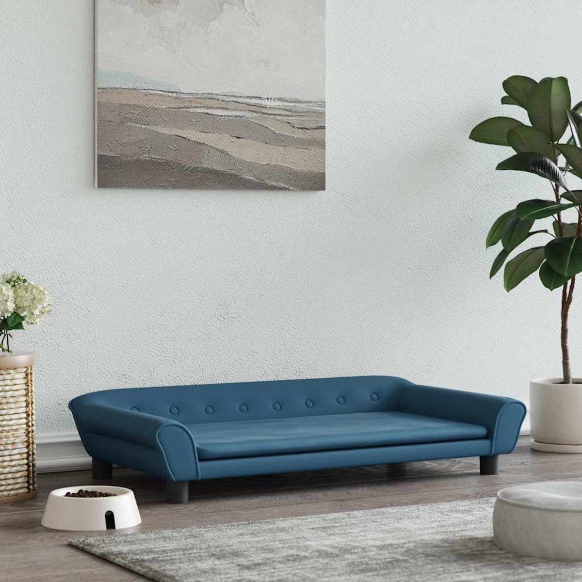 Ein blaues Haustier-Sofa mit Polsterung steht auf einem Teppich. Links steht ein weißer Hundenapf.