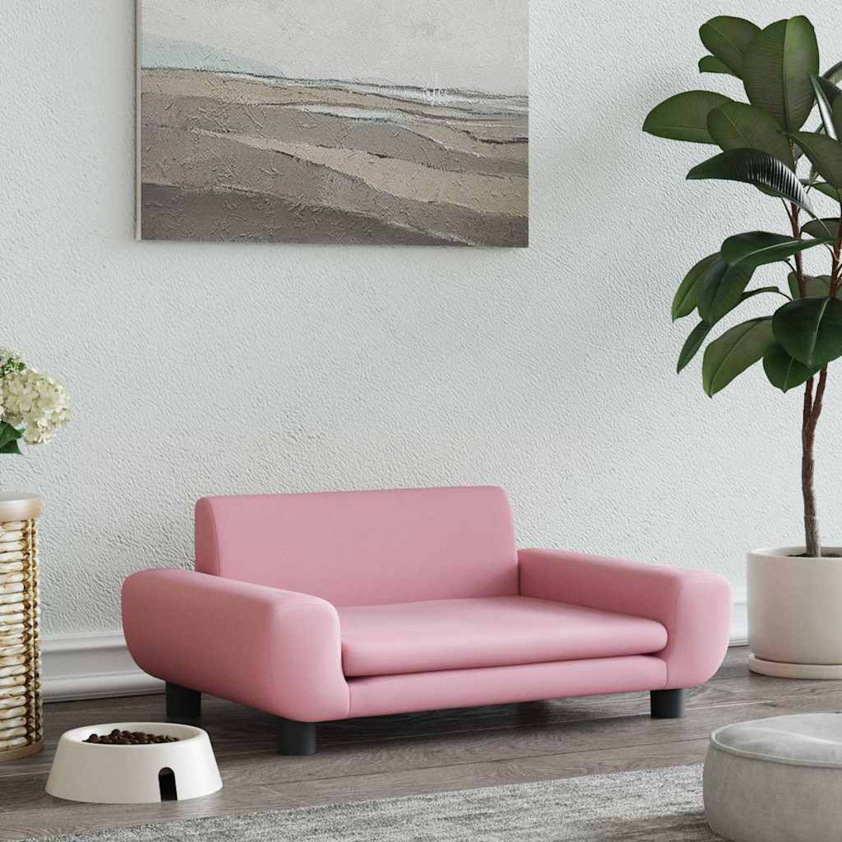 Ein rosa Hundesofa steht auf einem Teppich vor einem modernen Gemälde und einer Topfpflanze.