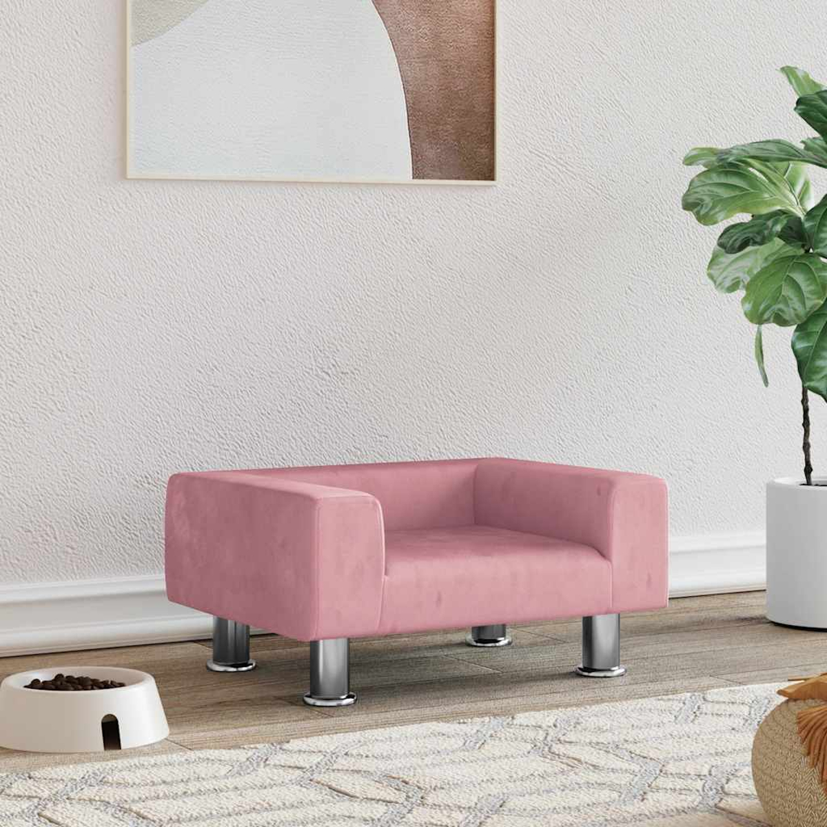 Ein rosafarbener Sessel mit Metallbeinen steht auf einem Teppich neben einem Futternapf.