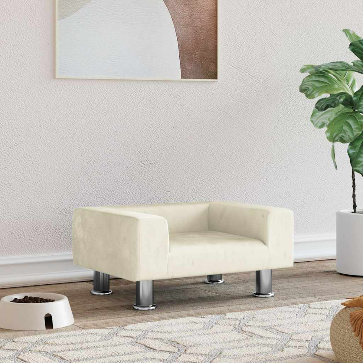 Ein cremefarbenes SofaSofa mit silbernen Beinen steht auf einem Teppich neben einem weißen Futternapf.