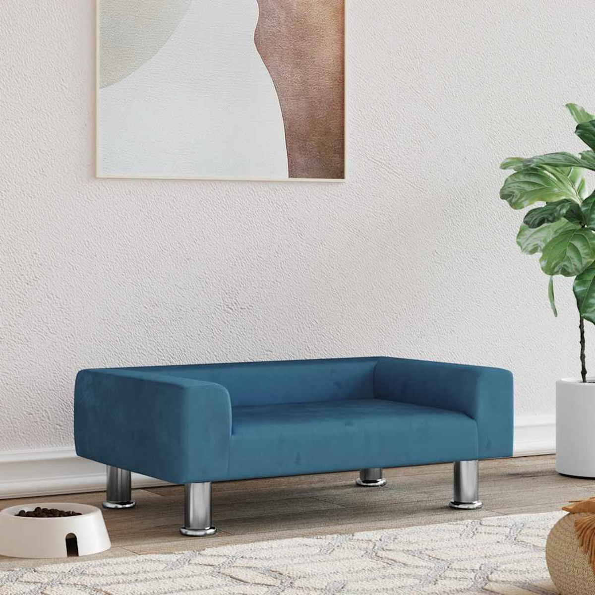 Blauer Samt-Hundesofa mit Silberbeinen, weißer Futternapf mit Futter, abstrakte Kunst, Pflanze.