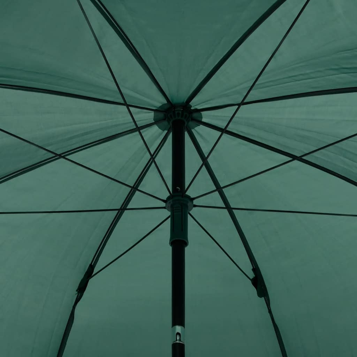 Nahaufnahme des Inneren eines dunkelgrünen Regenschirms mit Speichen und Stiel.