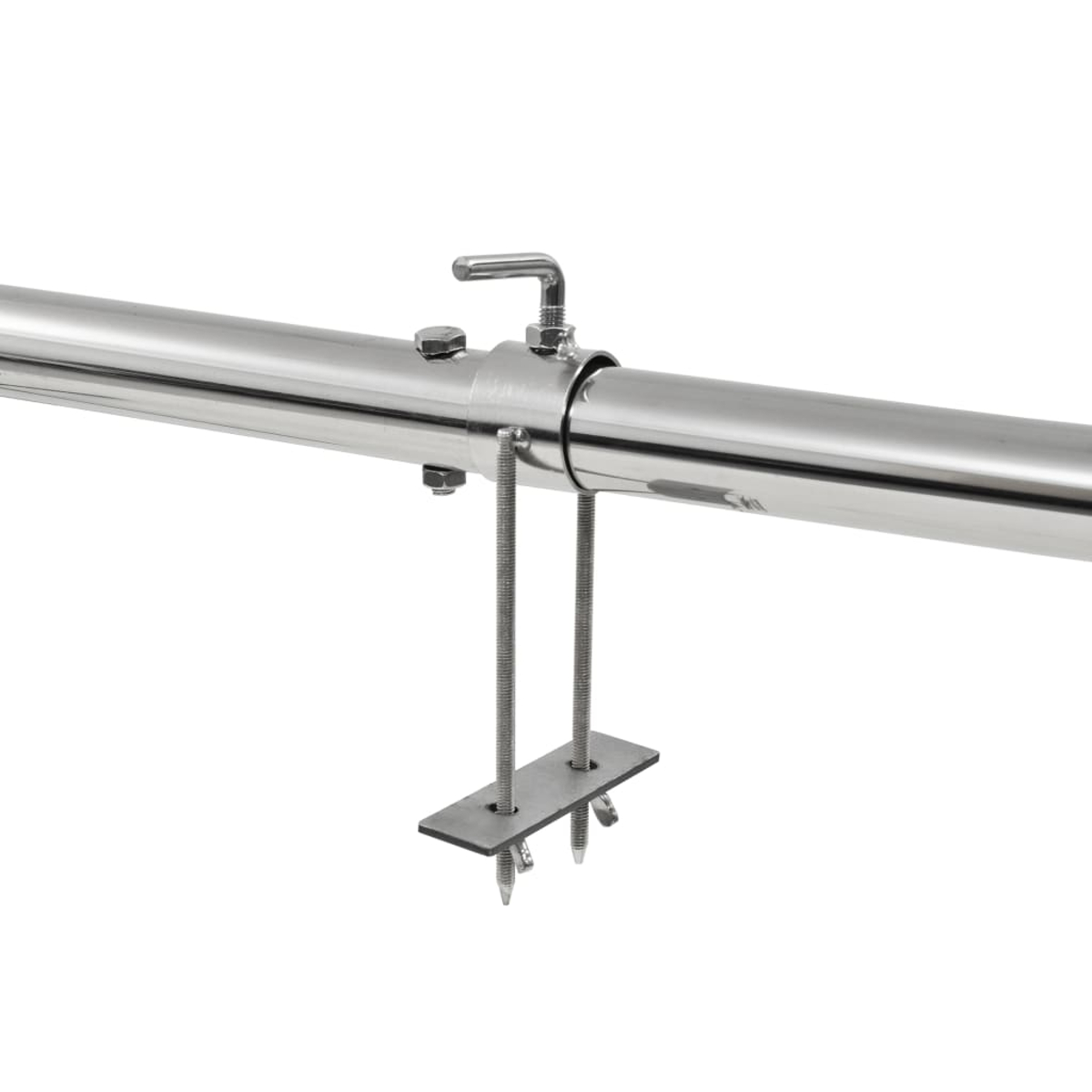 Glänzende Metallstange mit Klemme und Schrauben vor weißem Hintergrund.