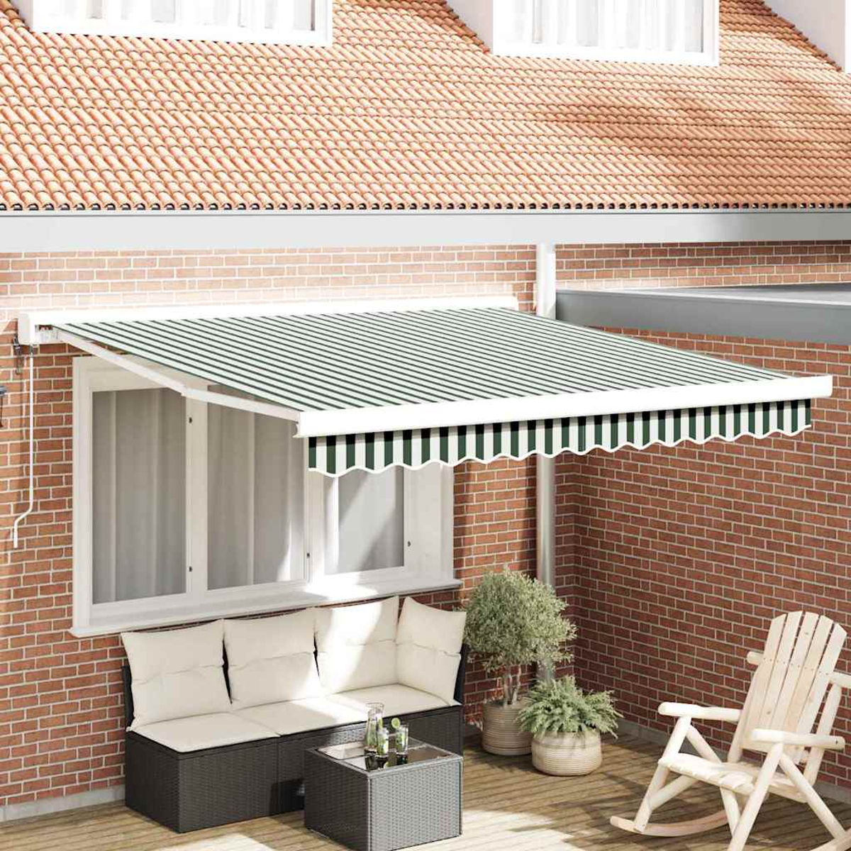 Markise mit grünen Streifen über einem Fenster, daneben ein Sofa und ein Schaukelstuhl.
