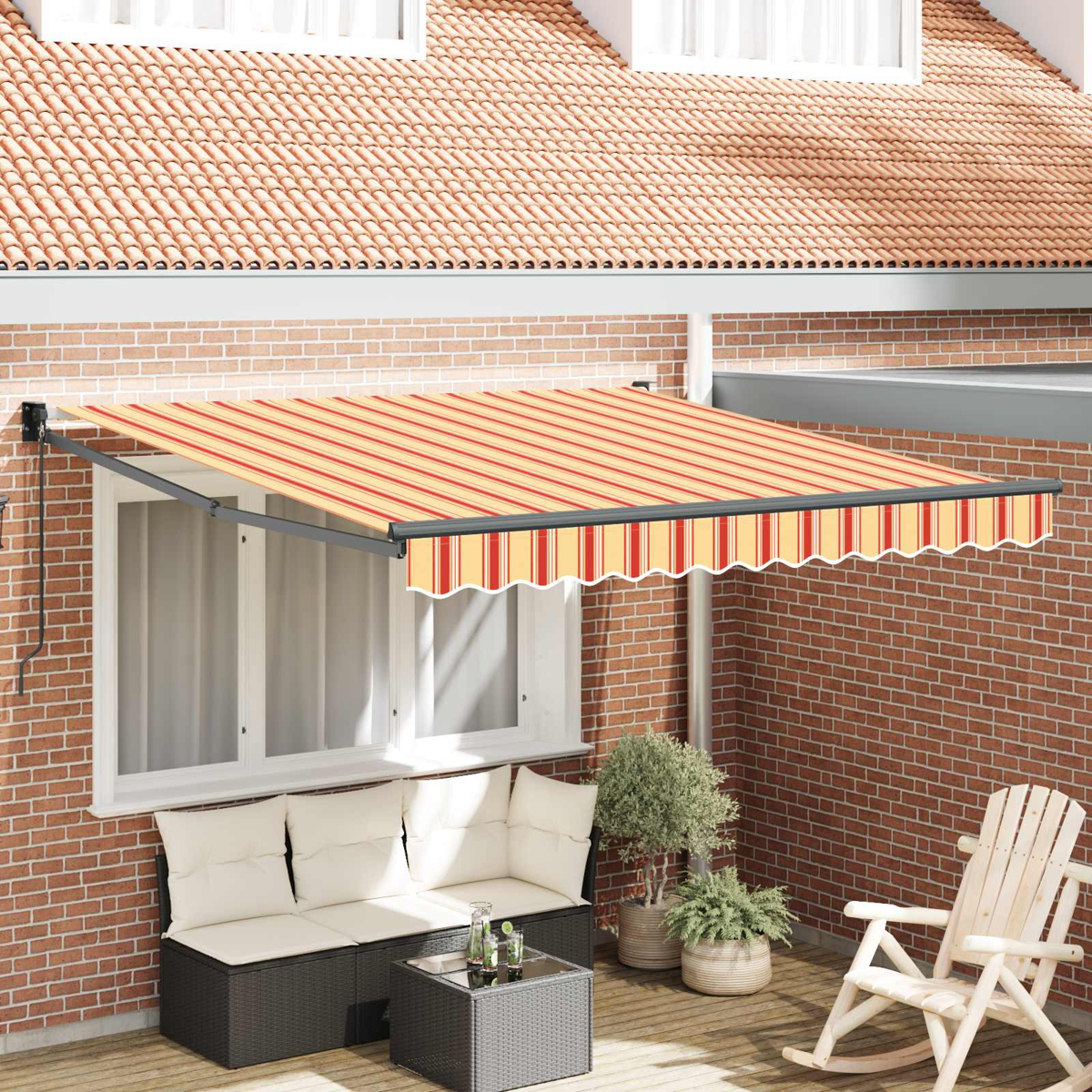 Toldo recogido con rayas rojas y amarillas sobre sofá y mesa en patio de madera.