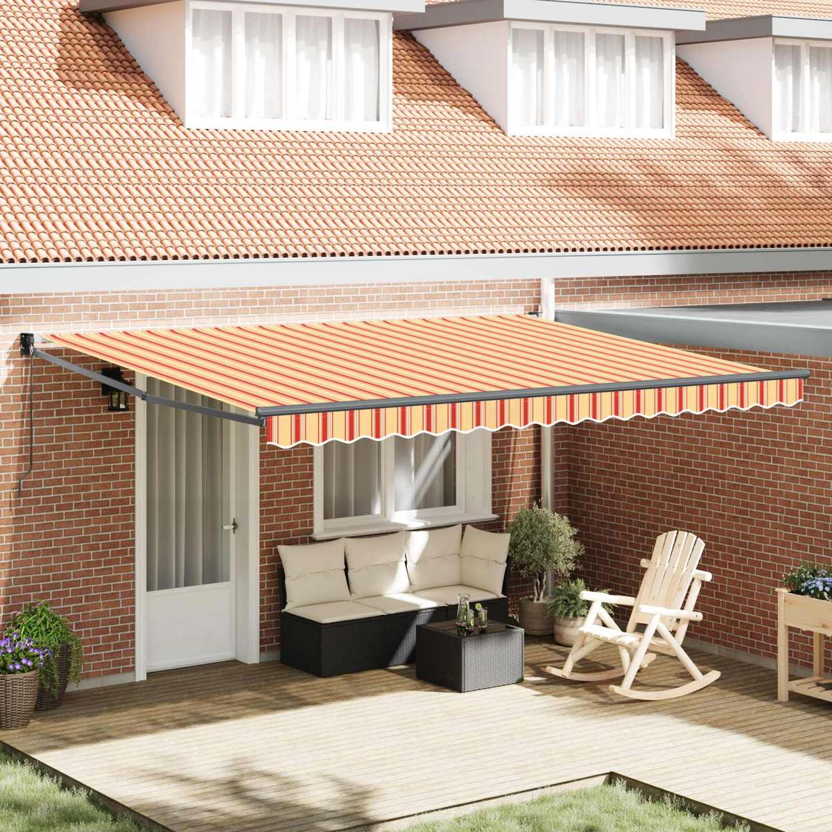 Eine ausgefahrene Markise mit roten und gelben Streifen über einer Terrassenmbl-Sitzgruppe.