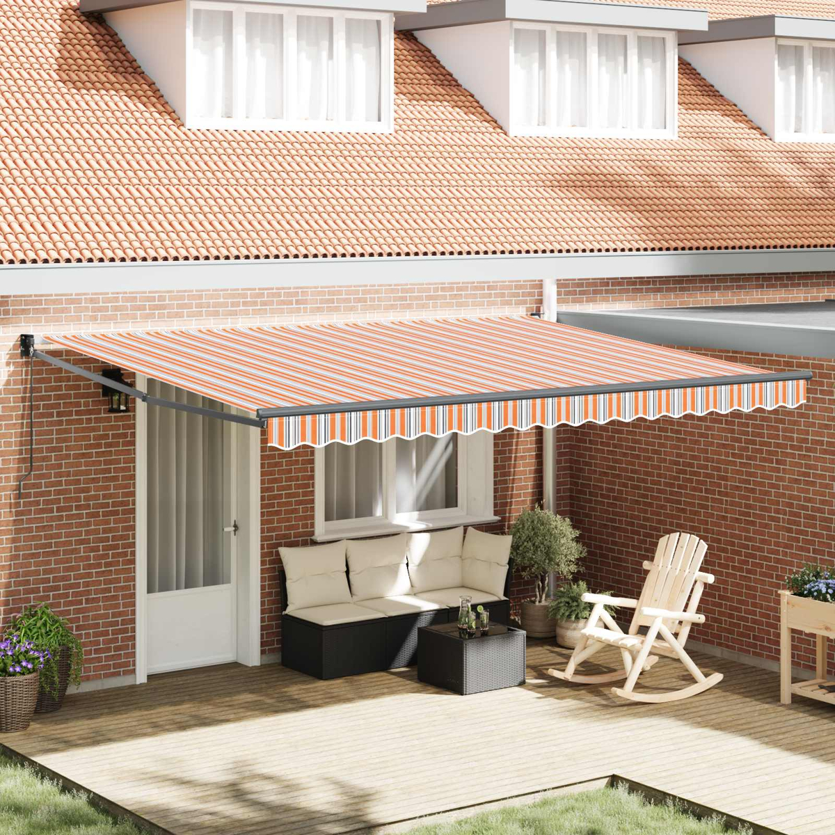 Ein gestreiftes Vordach über einer Terrasse mit Möbeln und einem Schaukelstuhl.