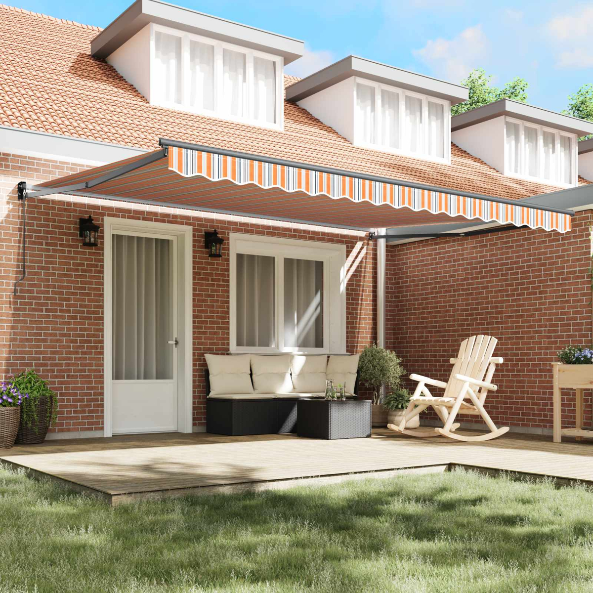 Eine überdachte Terrasse mit Holzdeck, Gartenmöbeln und Ziegelhaus.