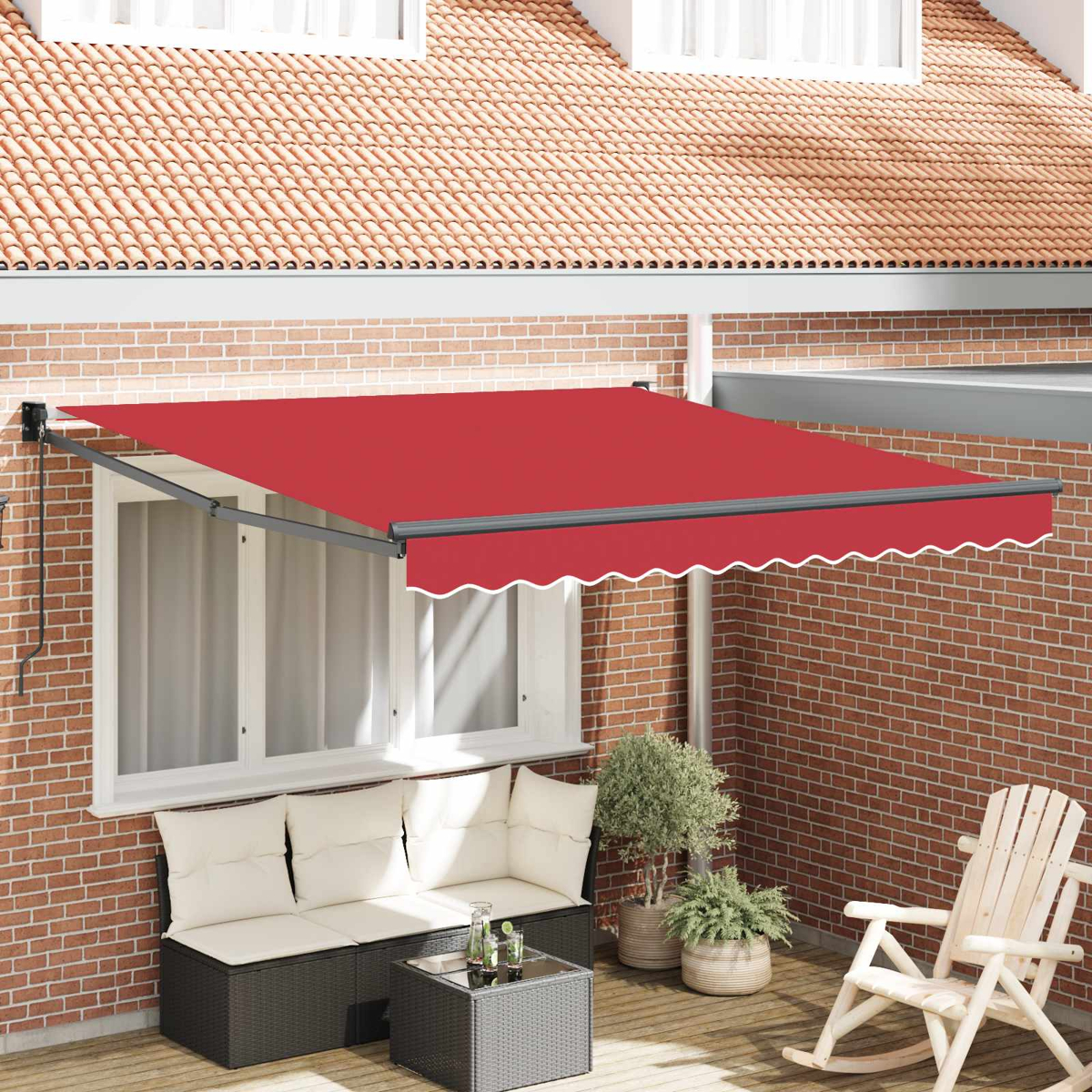Rote Markise über Sitzbereich mit Korbsofa und Holztisch. Ziegelwand und Dach.