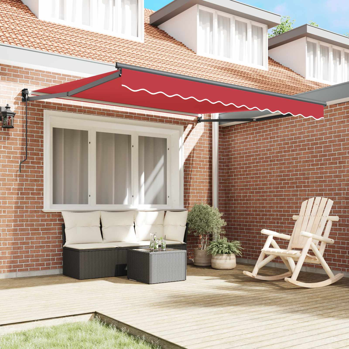 Rote Markise über einer Terrasse mit Sitzmöbeln, Couchtisch und Schaukelstuhl.