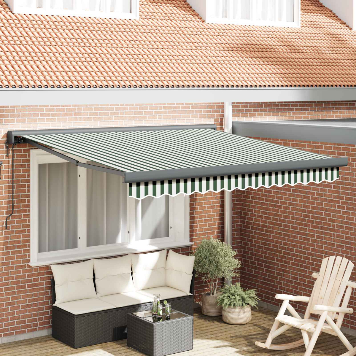 Toldo extendido con rayas verdes sobre un sofá y mesa en un patio de madera.