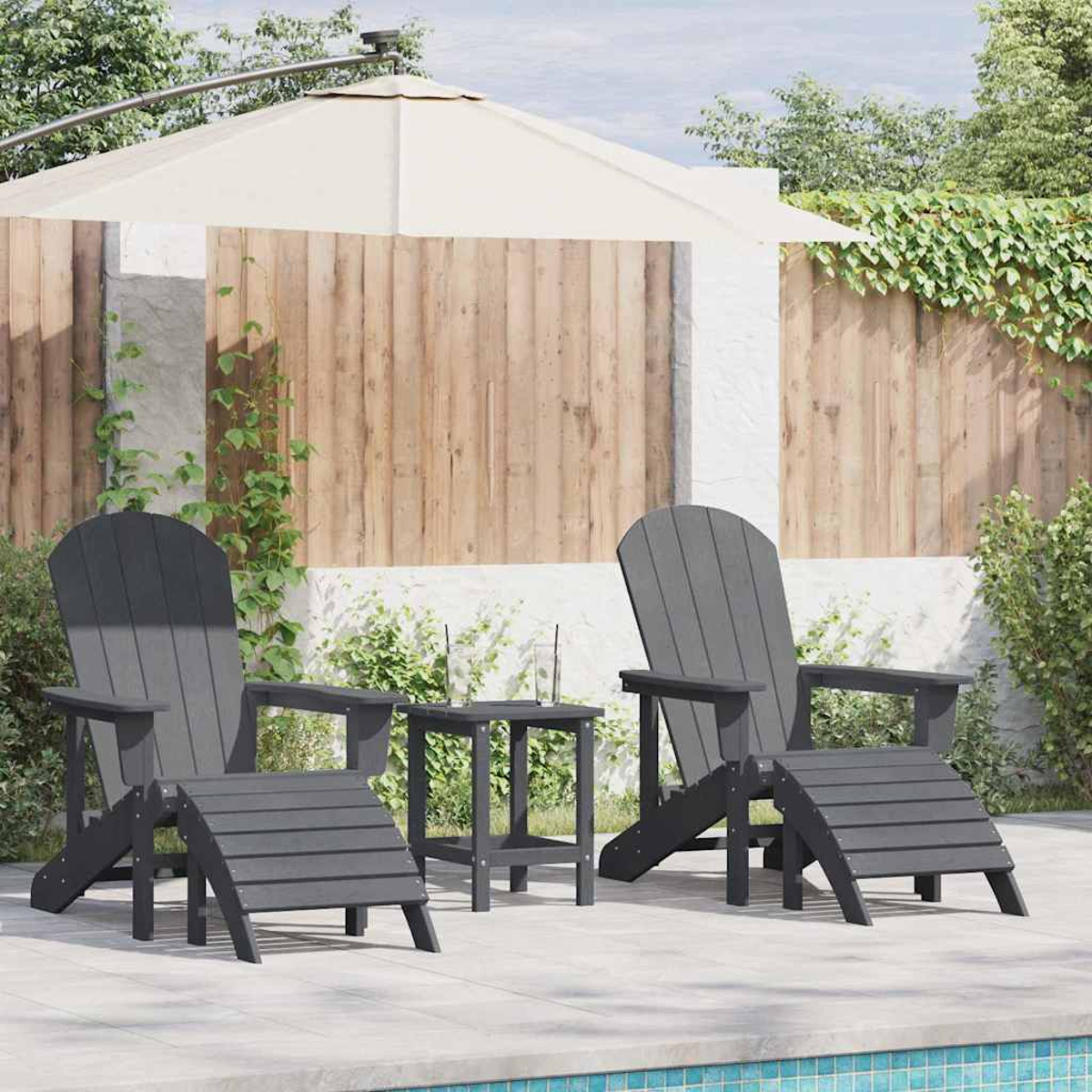 Zwei graue Adirondack-Stühle mit Hockern und ein kleiner Tisch am Pool.