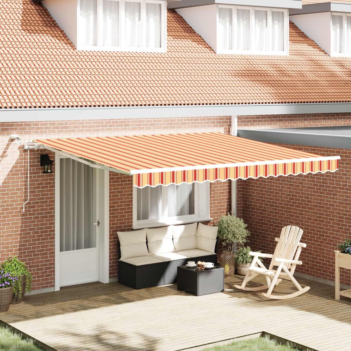 Ein gestreiftes Vordach bedeckt eine Terrasse mit Sofa, Couchtisch und Schaukelstuhl.
