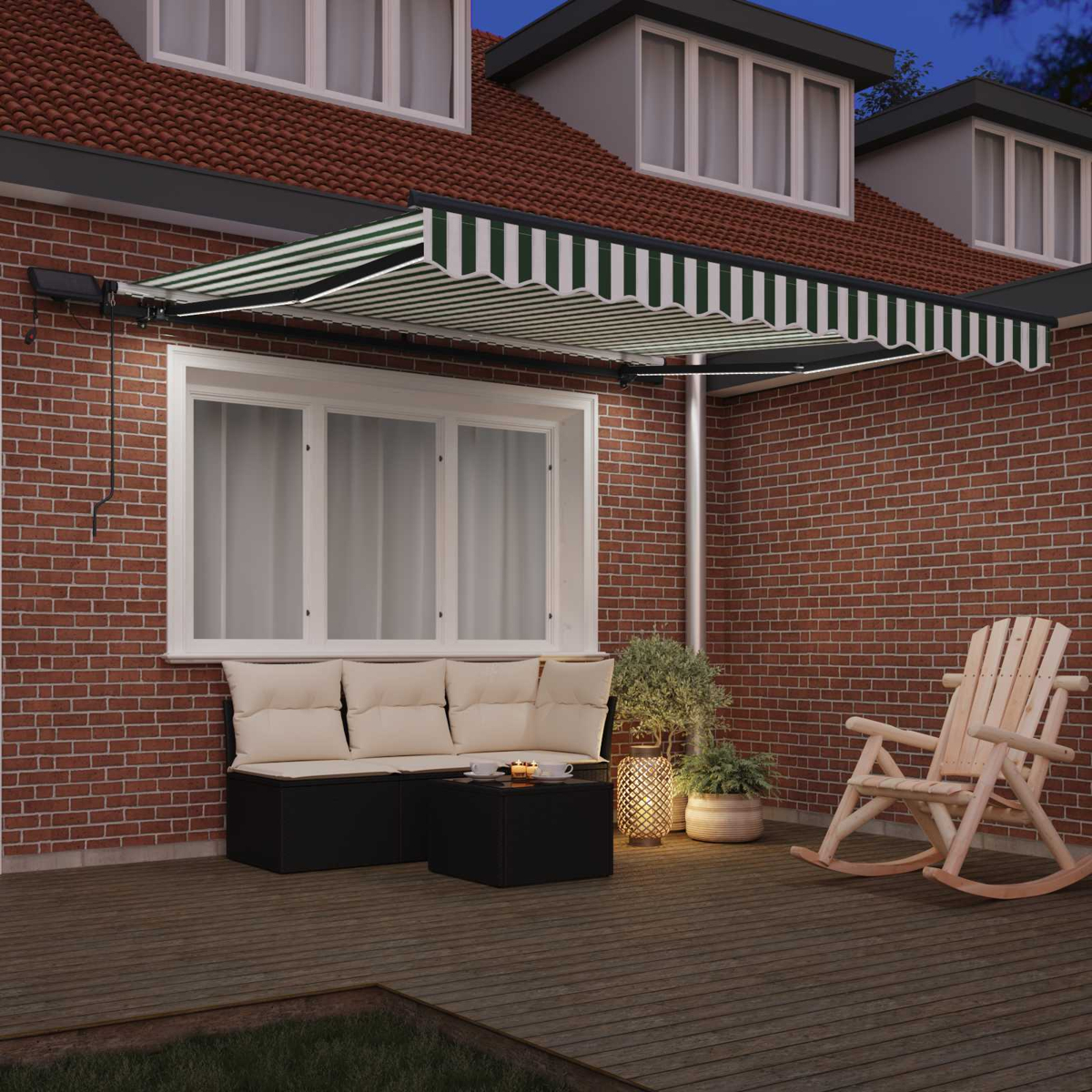 Markise über einer Ziegelterrasse mit Sitzgelegenheiten, Tisch, Schaukelstuhl und Pflanzen.