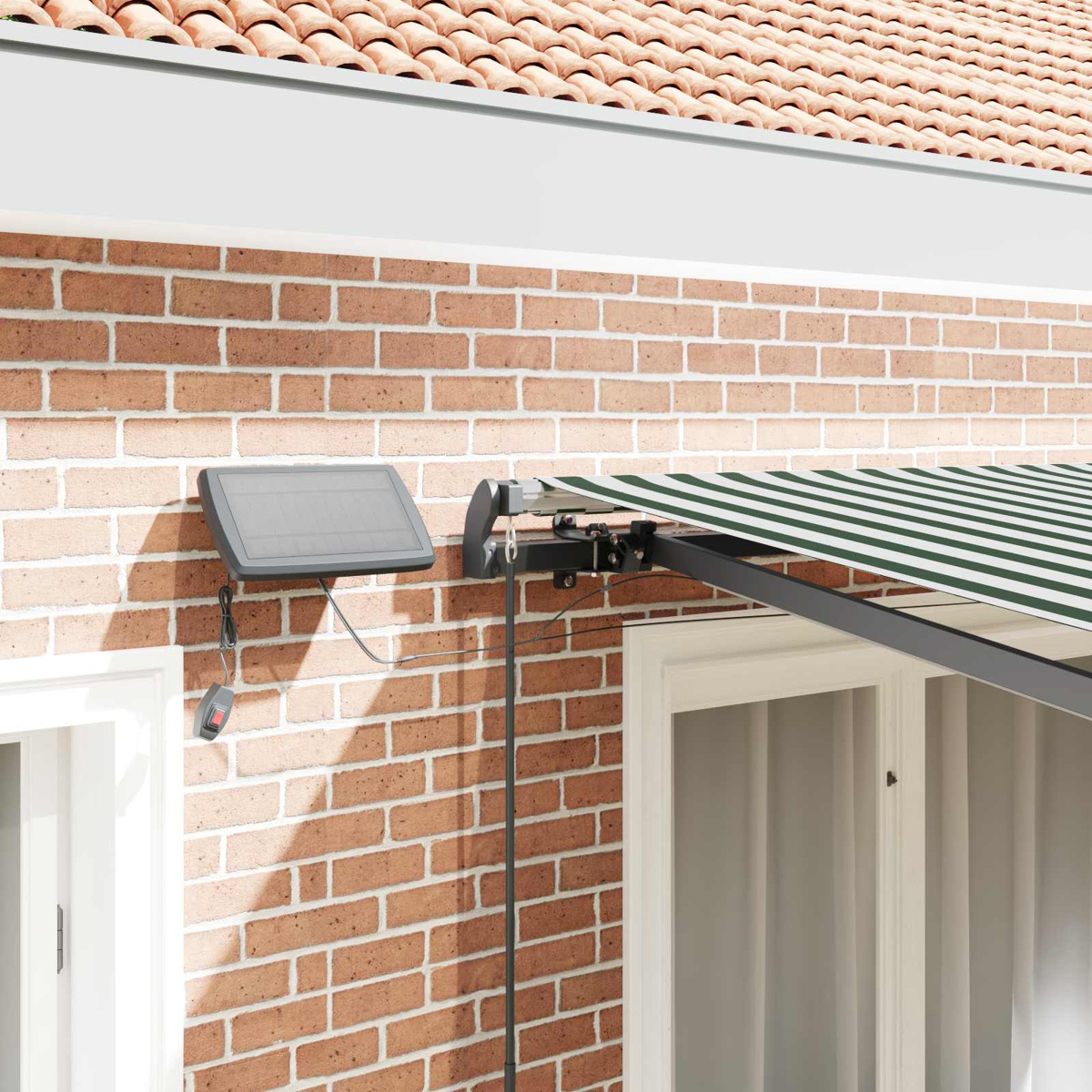 Markise mit grün-weißen Streifen, Solarpanel und Fernbedienung an Ziegelwand.