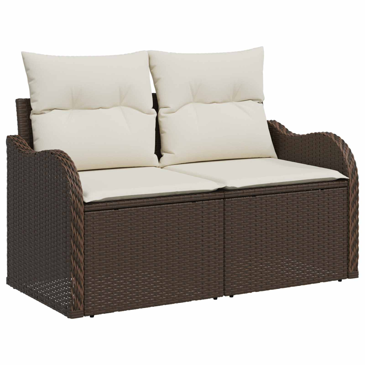 Loveseat de ratán marrón con cojines color crema.