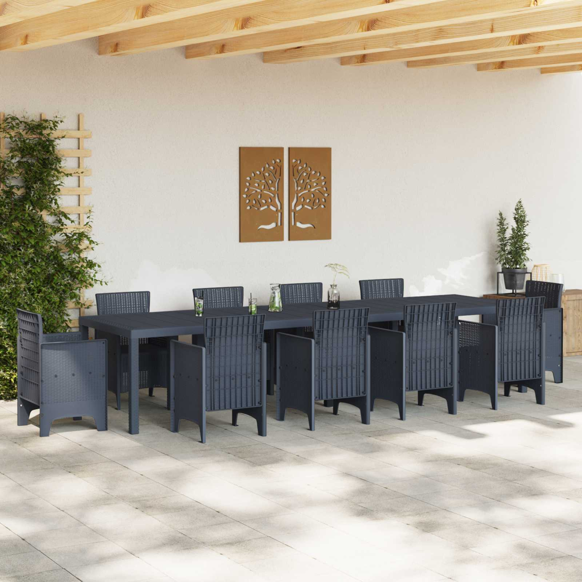 Dunkelgraues Gartenmöbel-Set mit Tisch und Stühlen unter einem Holzdach.