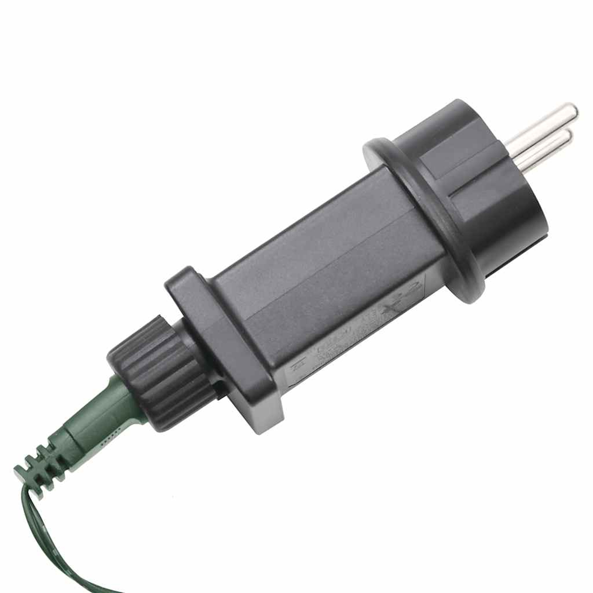 Ein schwarzer Stecker mit zwei Metallstiften und einem grünen Kabel.