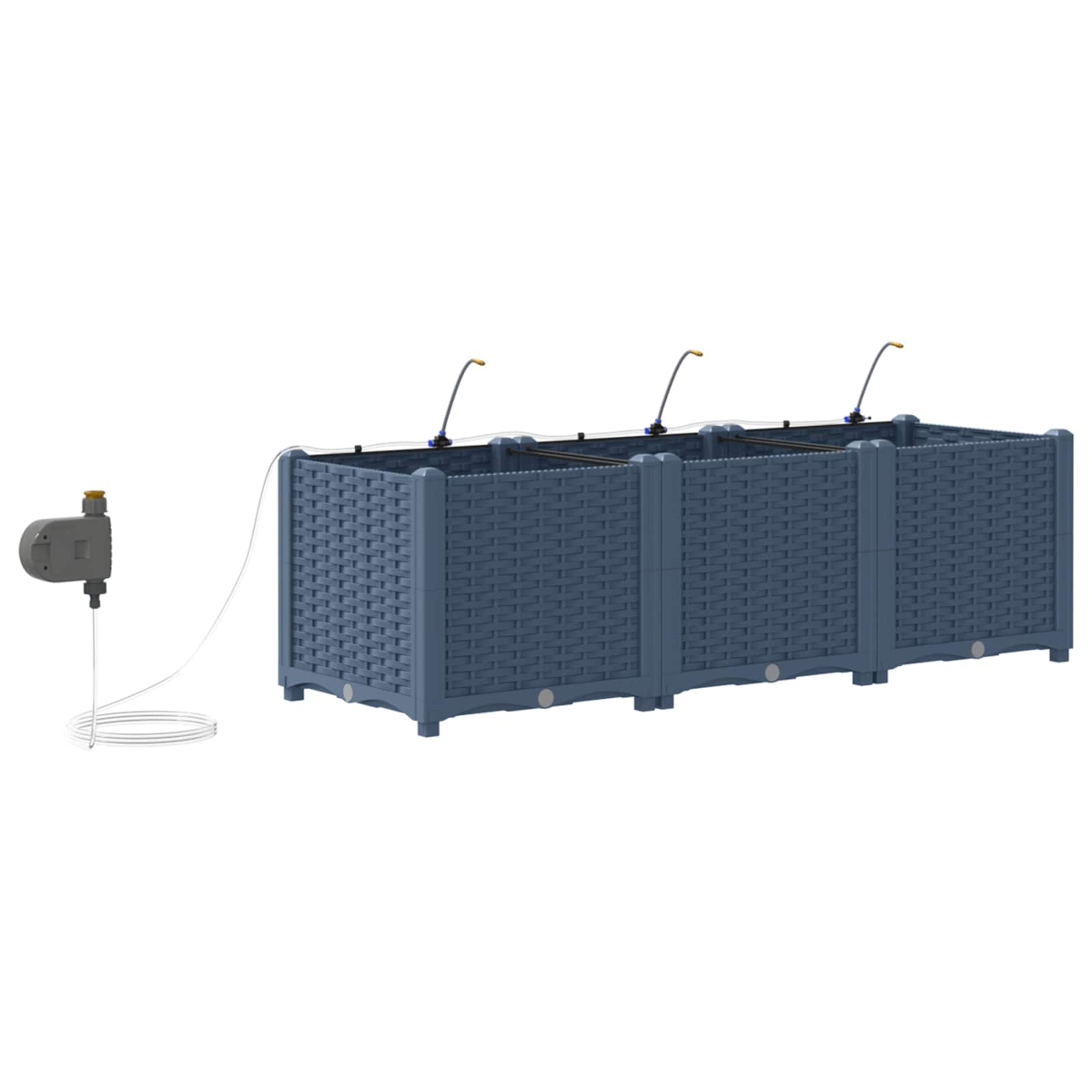 Un controller di irrigazione grigio con tubo avvolto vicino a tre aiuole rialzate rettangolari blu scuro.