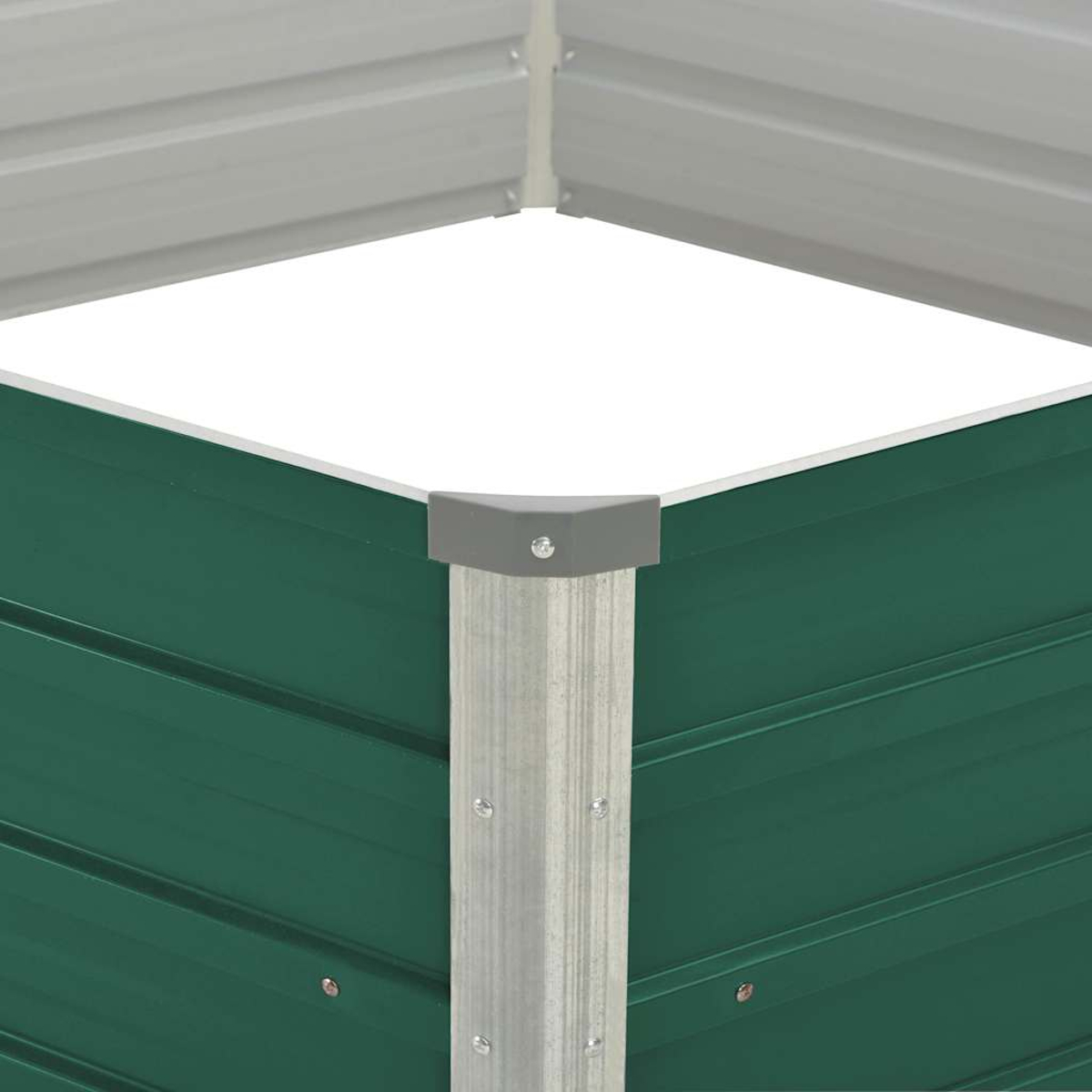 Nahaufnahme einer grünen Hochbeet-Ecke mit silbernen Stützen und grauem Eckverbinder.