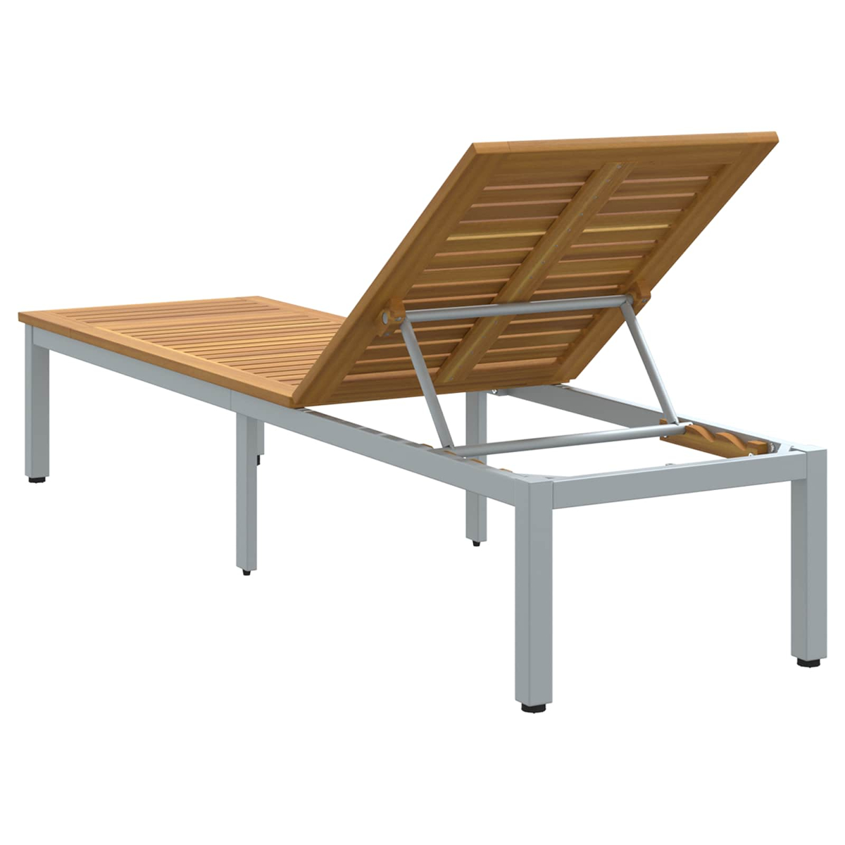 Tumbona de madera con marco de metal plateado, respaldo ajustable.